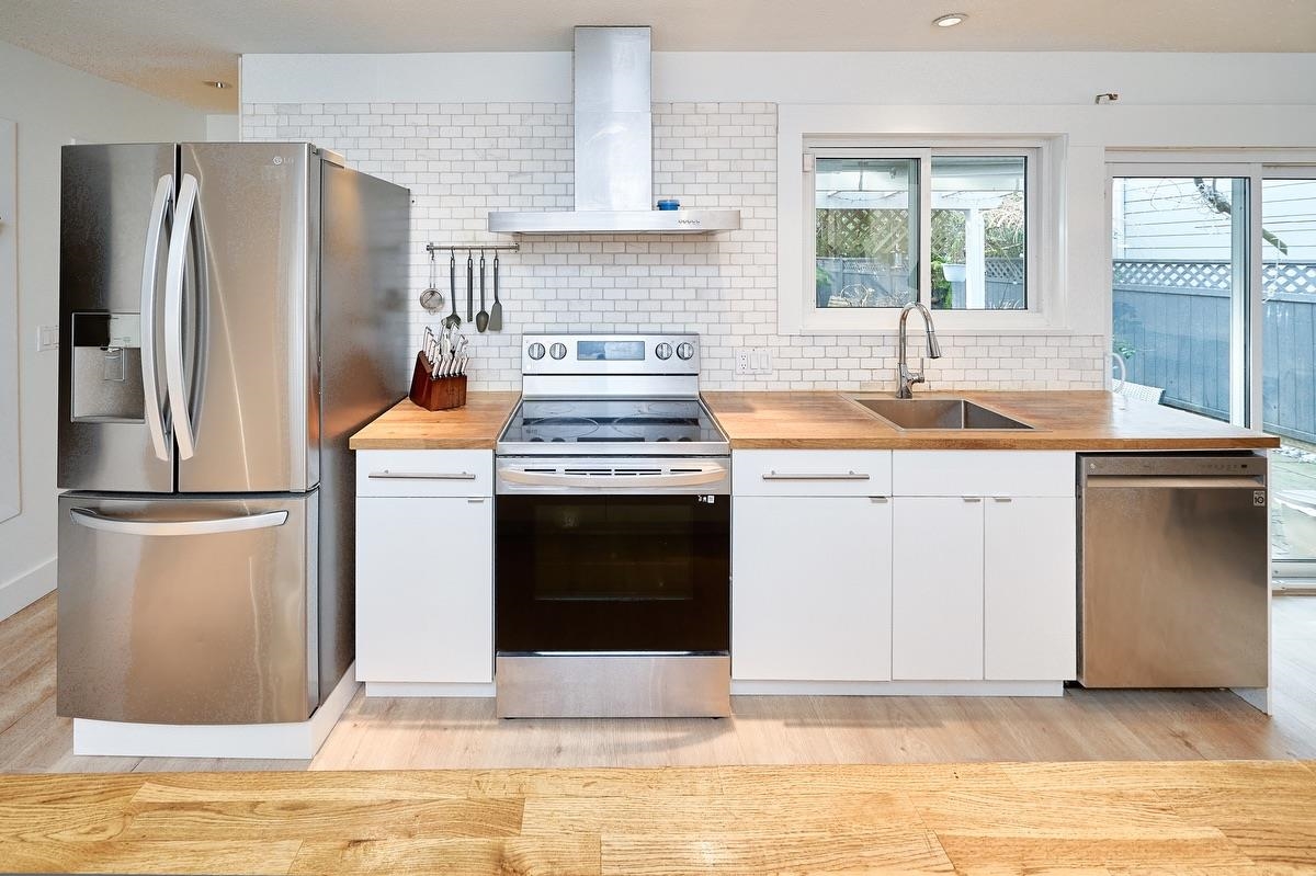 Kitchen Island Photo of 3256 Dunkirk Avenue, Coquitlam, BC