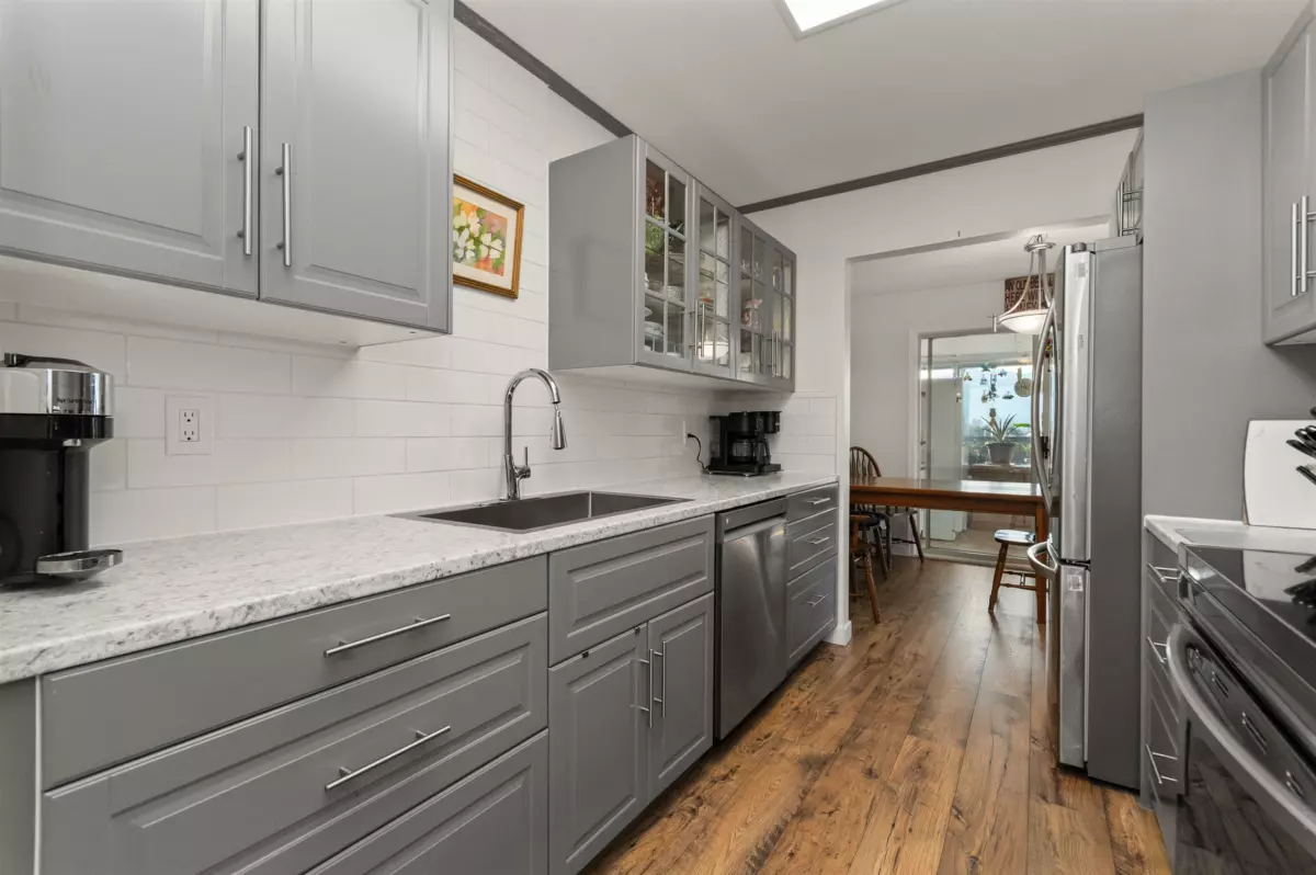 Kitchen Island Photo of 403 46033 Chilliwack Central Road, Chilliwack, BC