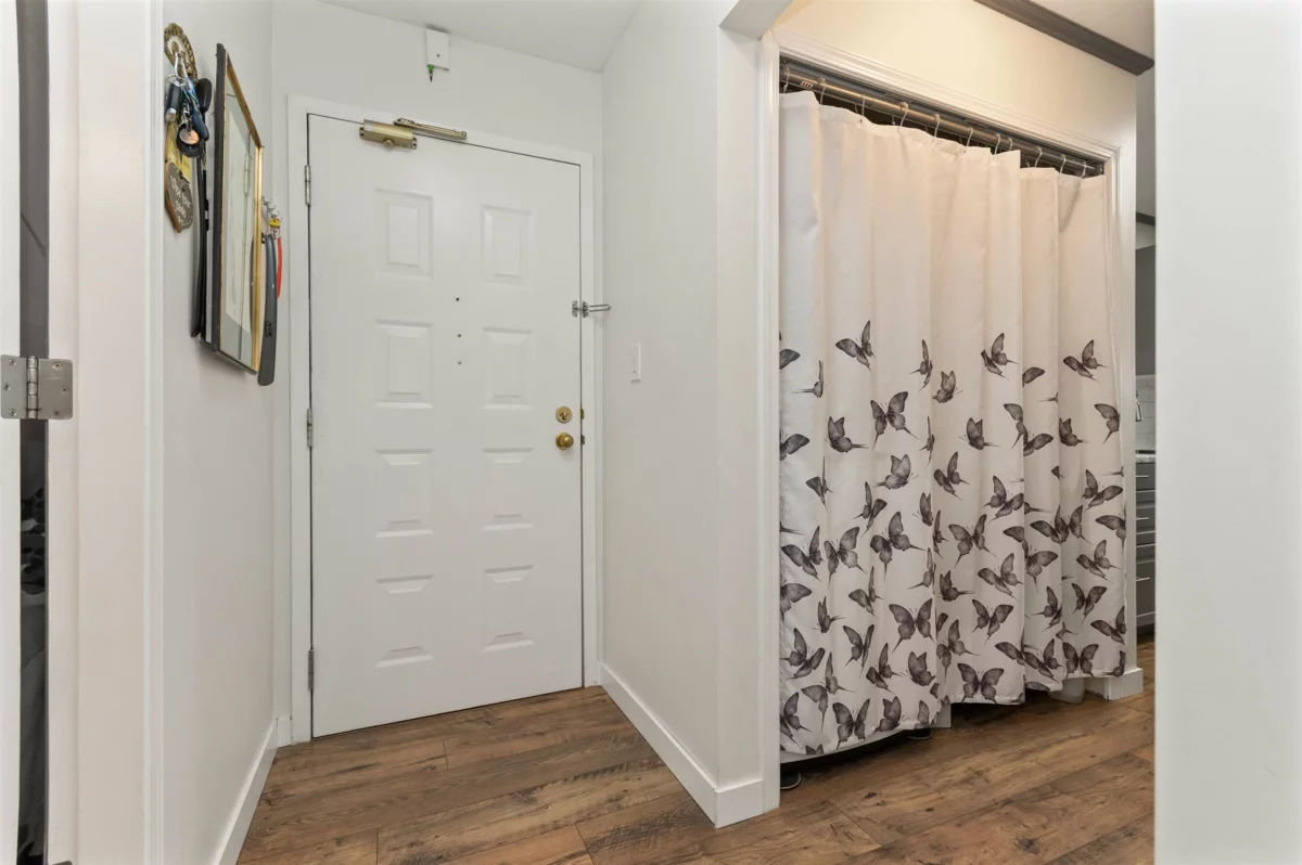 Living Room Photo of 403 46033 Chilliwack Central Road, Chilliwack, BC