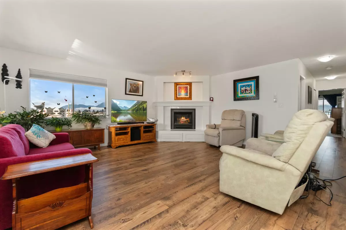 Primary Bathroom Photo of 403 46033 Chilliwack Central Road, Chilliwack, BC