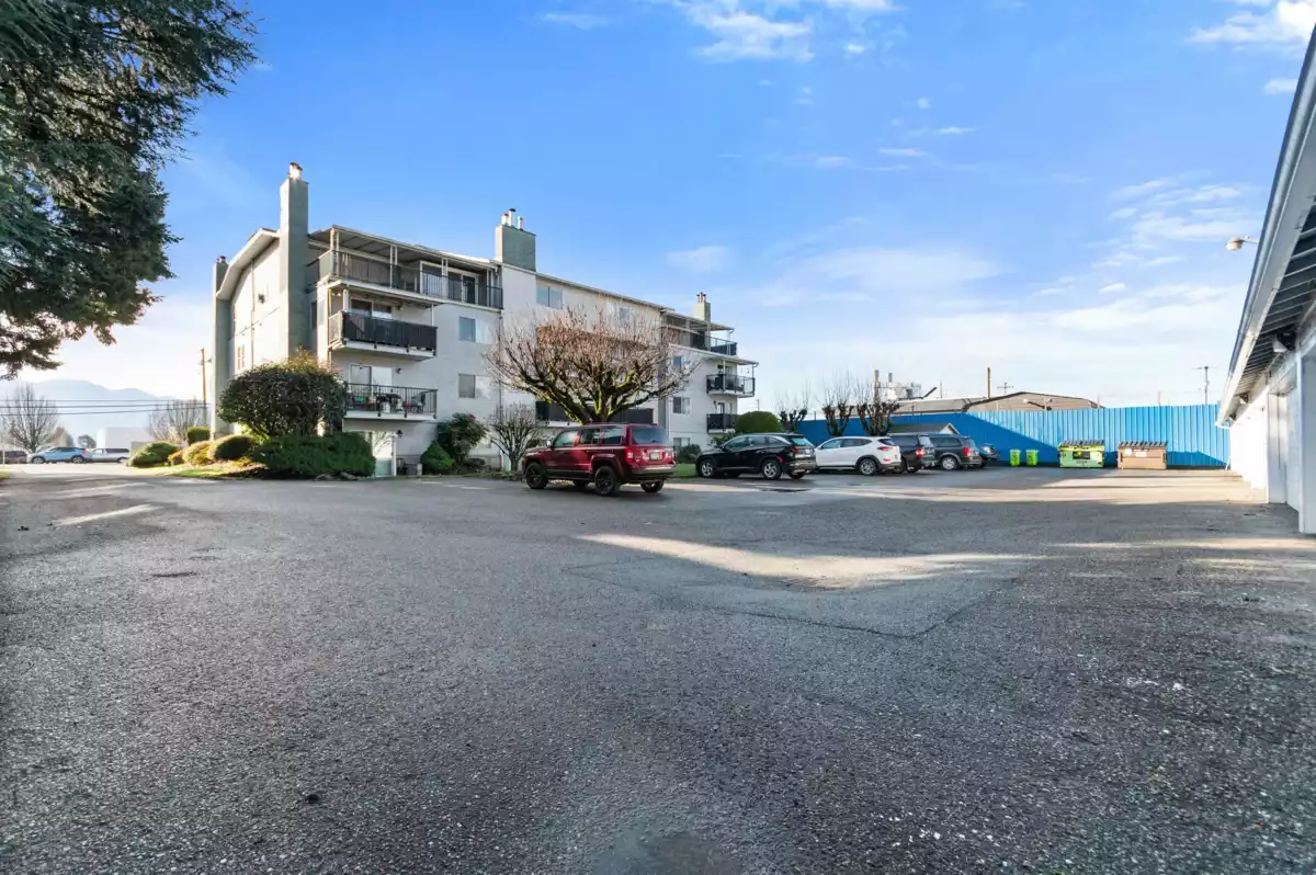 Swimming Pool Photo of 403 46033 Chilliwack Central Road, Chilliwack, BC