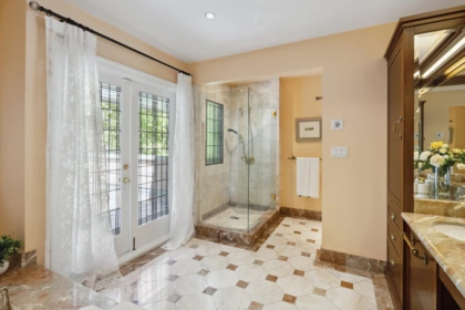 Entry Foyer Photo of 4051 Marguerite Street, Vancouver, BC