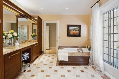 Hallway Photo of 4051 Marguerite Street, Vancouver, BC