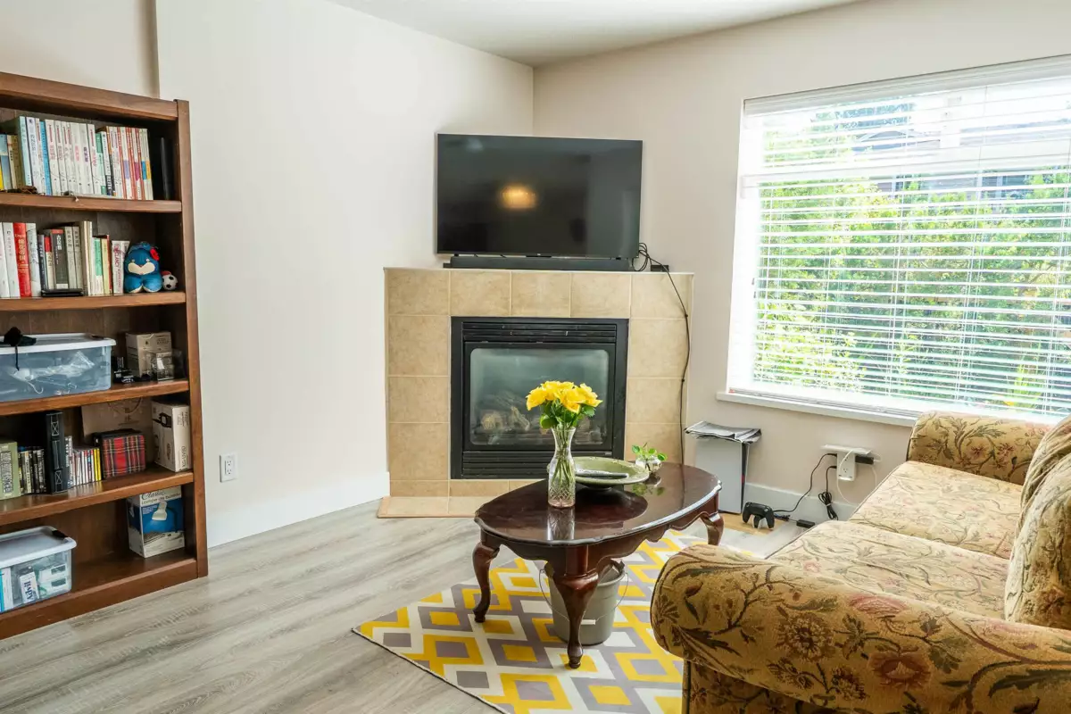 Kitchen Island Photo of 3 624 Shaw Road, Gibsons, BC
