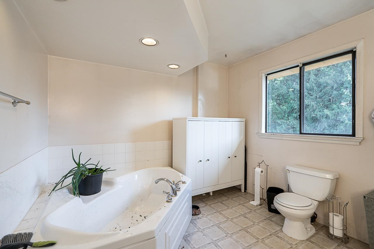 Front Yard Photo of 19955 37 Avenue, Langley, BC