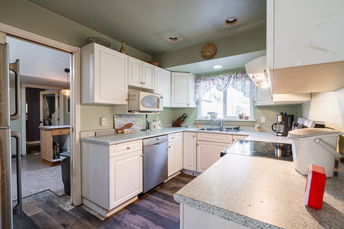 Kitchen Island Photo of 19955 37 Avenue, Langley, BC
