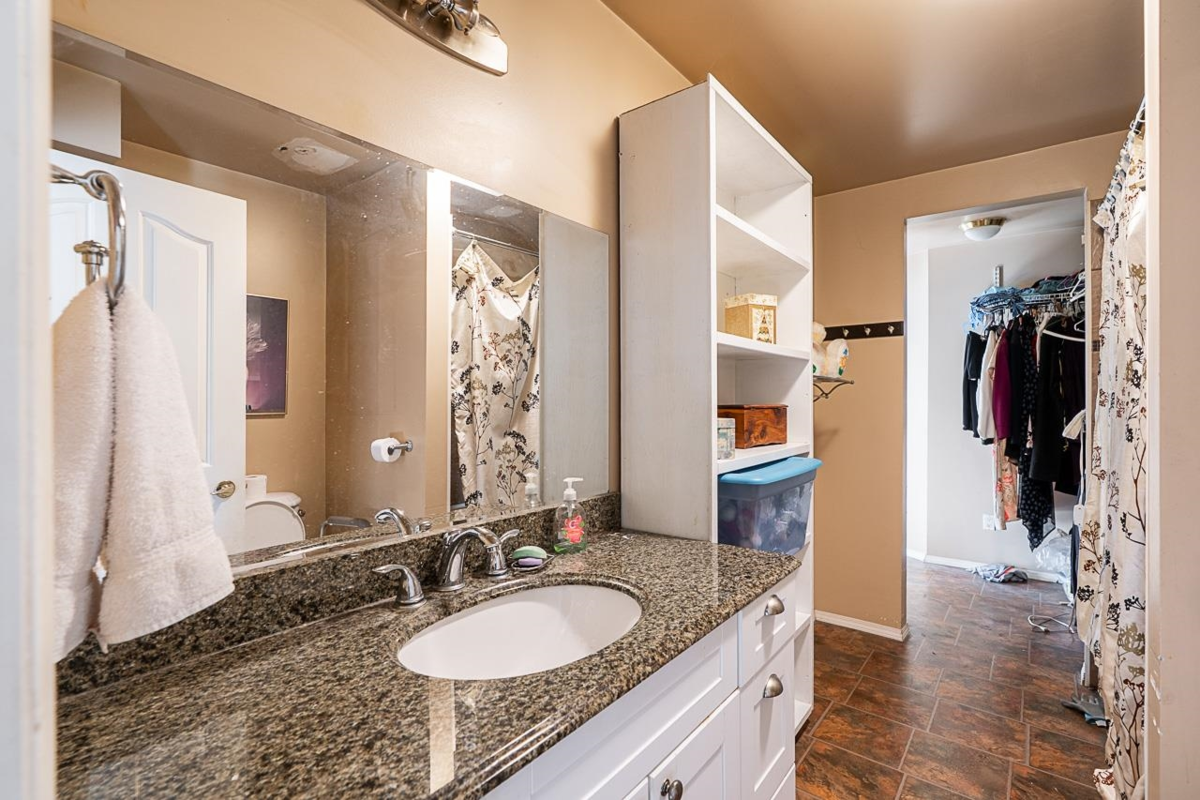 Kitchen Photo of 19955 37 Avenue, Langley, BC