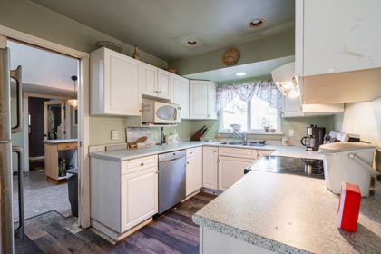 Kitchen Island Photo of 19955 37 Avenue, Langley, BC