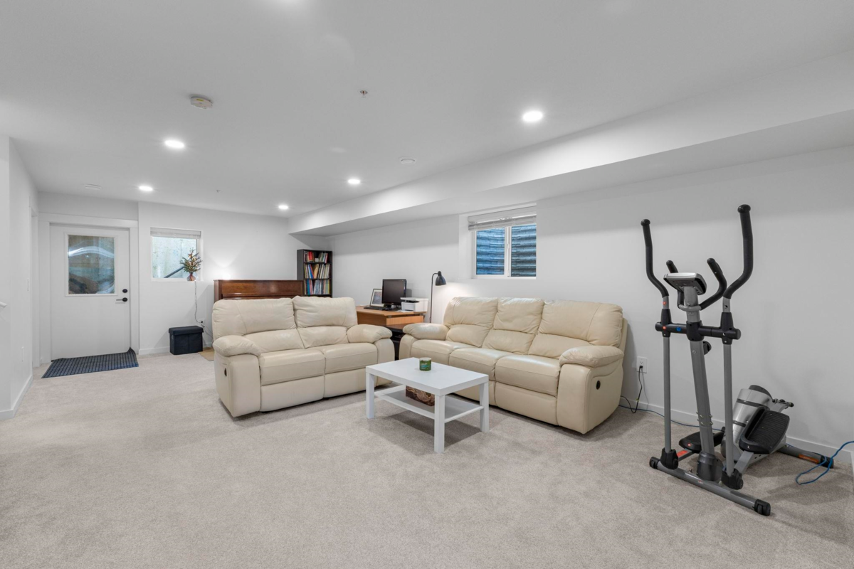 Front Yard Photo of 19656 75a Avenue, Langley, BC