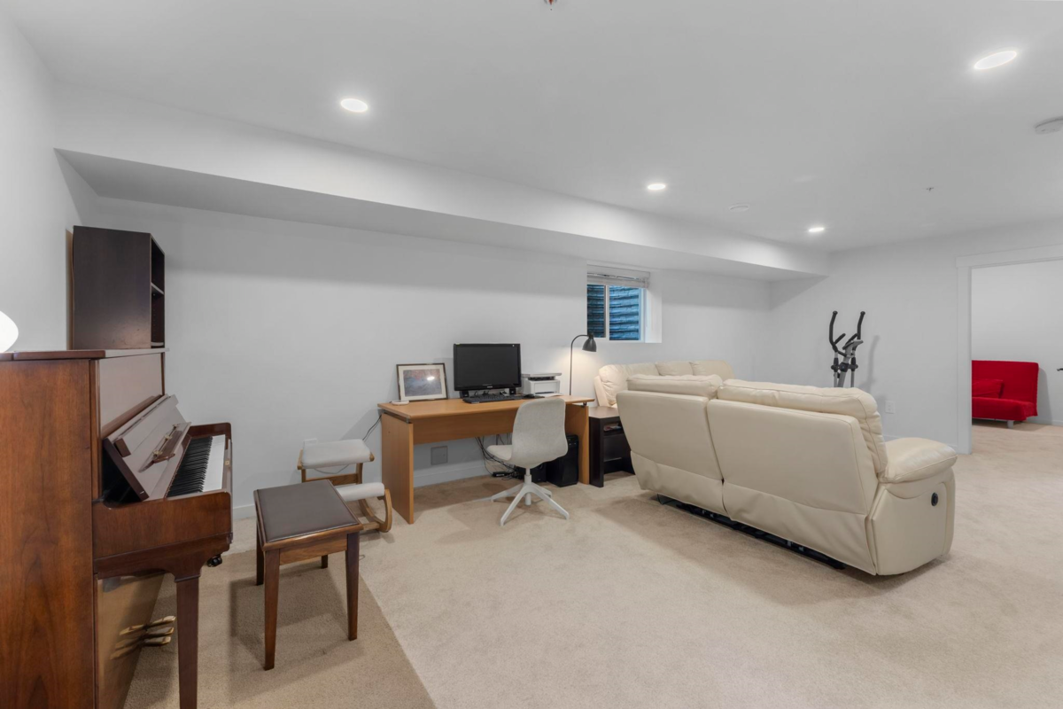 Swimming Pool Photo of 19656 75a Avenue, Langley, BC