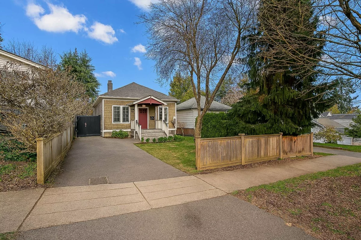 Living Room Photo of 375 Keary Street, New Westminster, BC