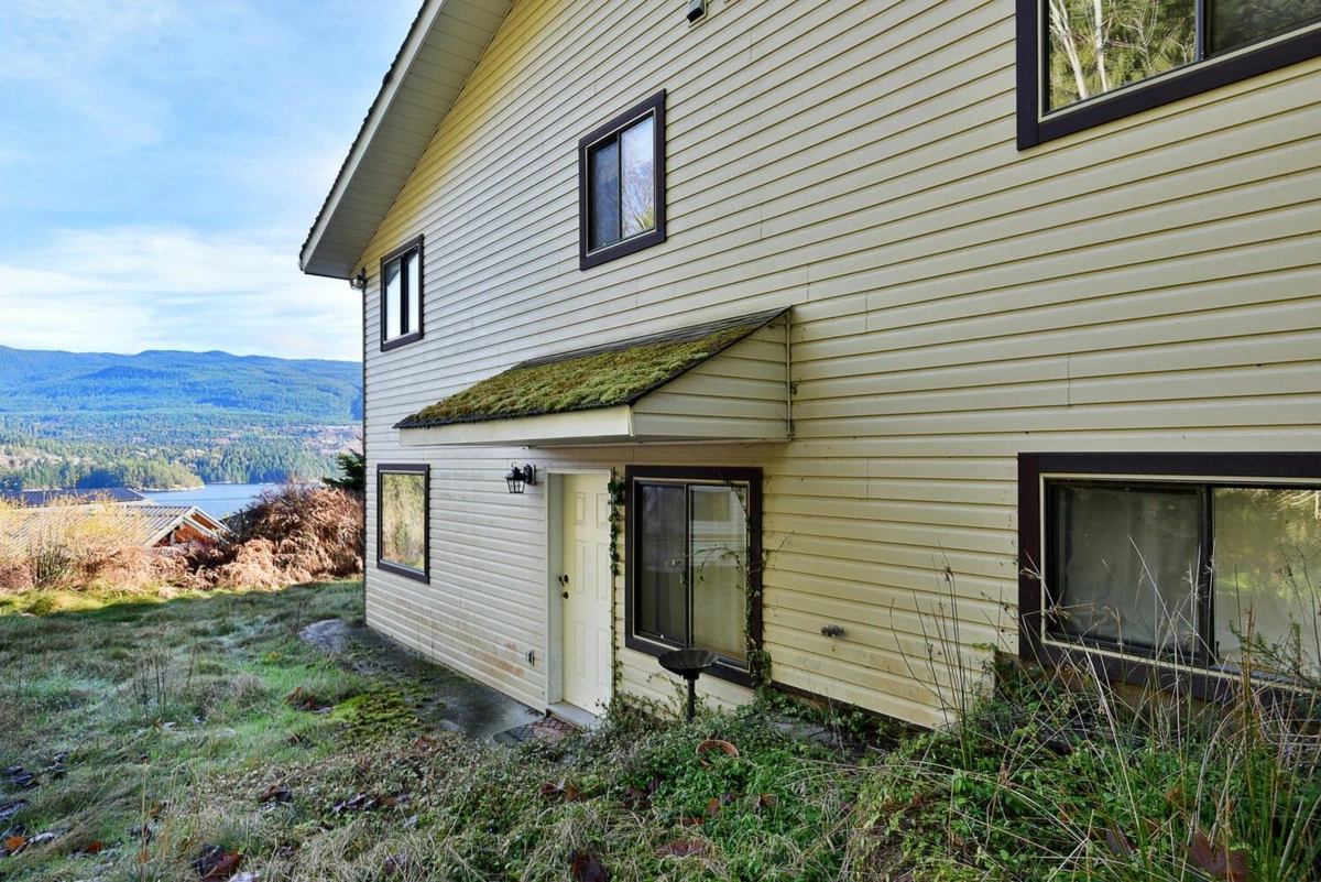 Entry Foyer Photo of 6377 N Gale Avenue, Sechelt, BC