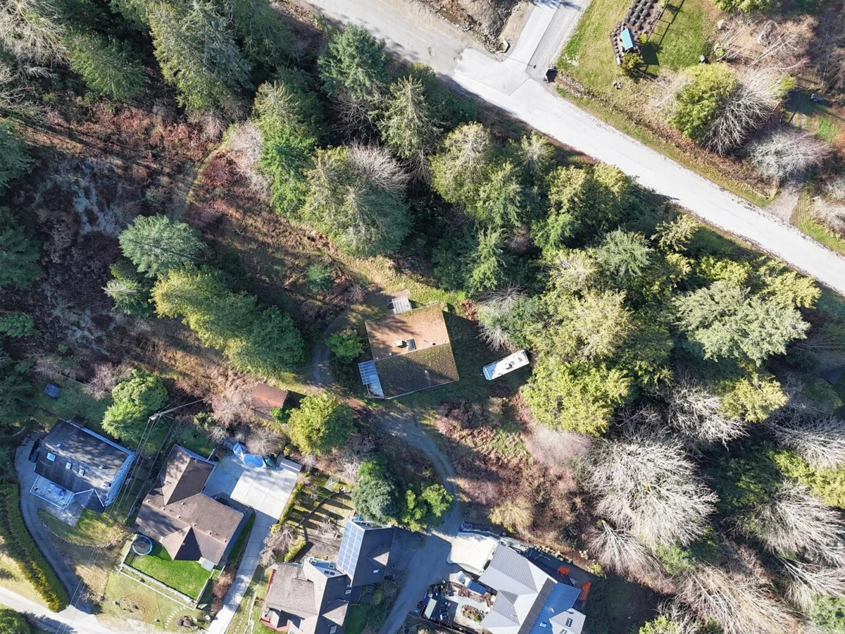 Garden / Landscaping Photo of 6377 N Gale Avenue, Sechelt, BC