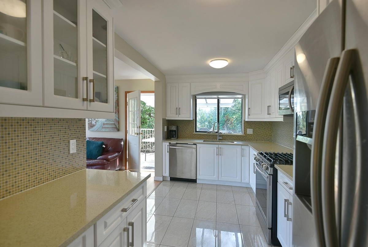 Primary Bedroom Photo of 6377 N Gale Avenue, Sechelt, BC