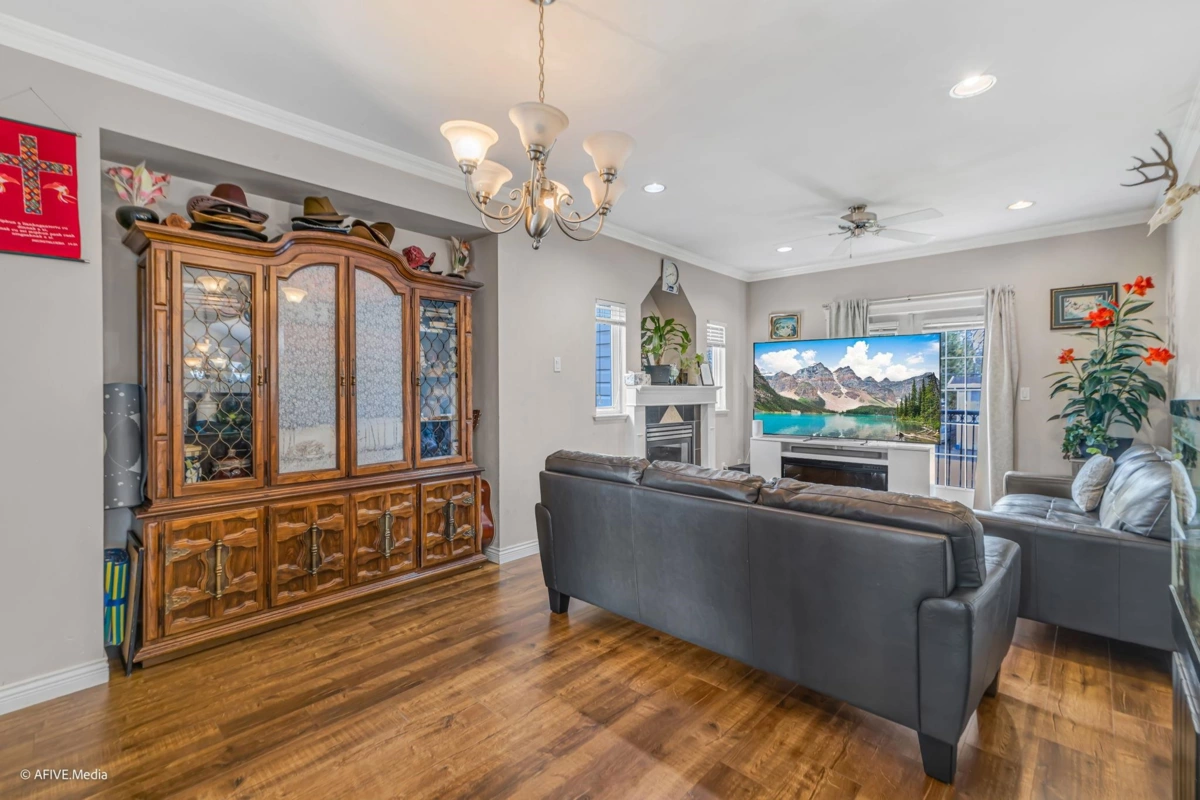 Family Room Photo of 9833 128 Street, Surrey, BC