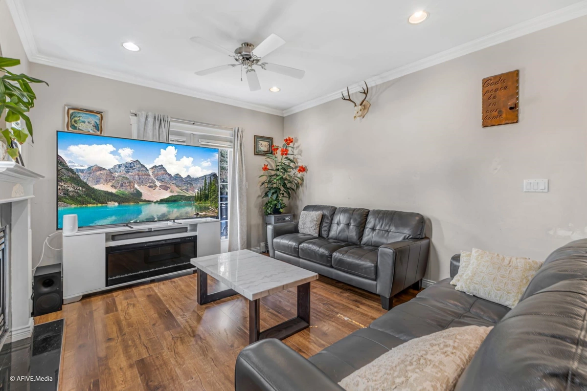 Kitchen Photo of 9833 128 Street, Surrey, BC