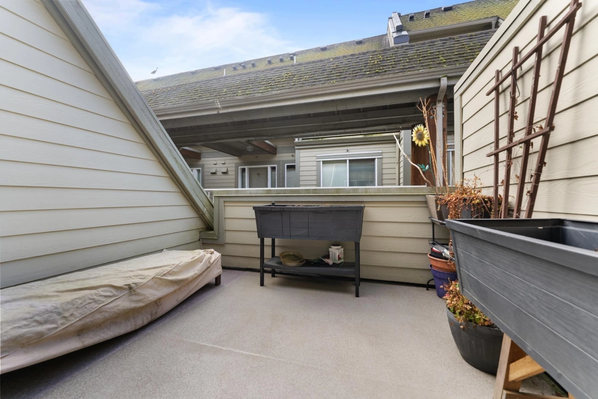 Front Yard Photo of 320 1120 Tsatsu Shores Drive, Tsawwassen, BC