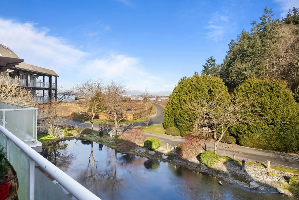 Kitchen Island Photo of 320 1120 Tsatsu Shores Drive, Tsawwassen, BC