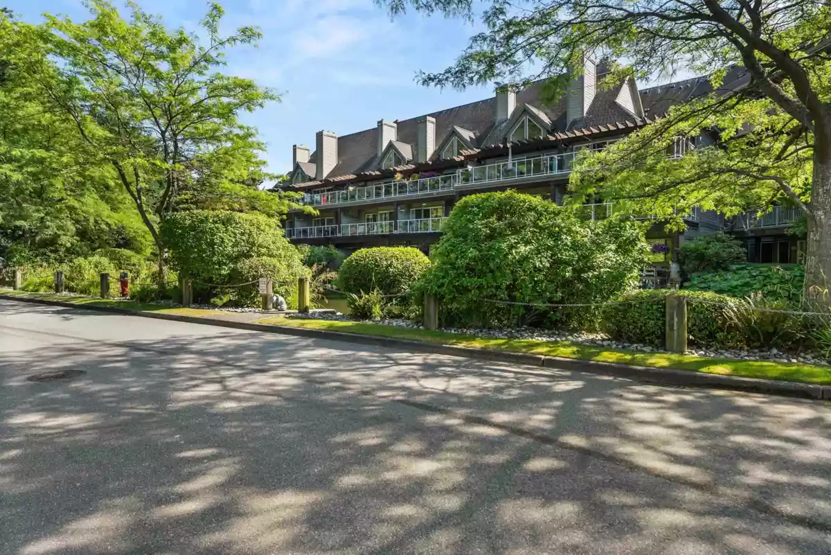 Swimming Pool Photo of 320 1120 Tsatsu Shores Drive, Tsawwassen, BC