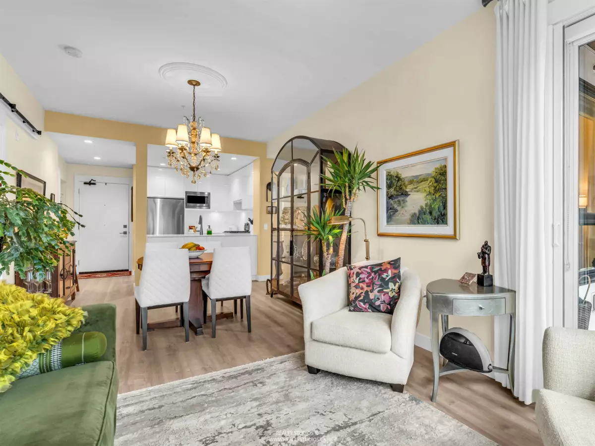 Front Yard Photo of 206 715 W 15th Street, North Vancouver, BC