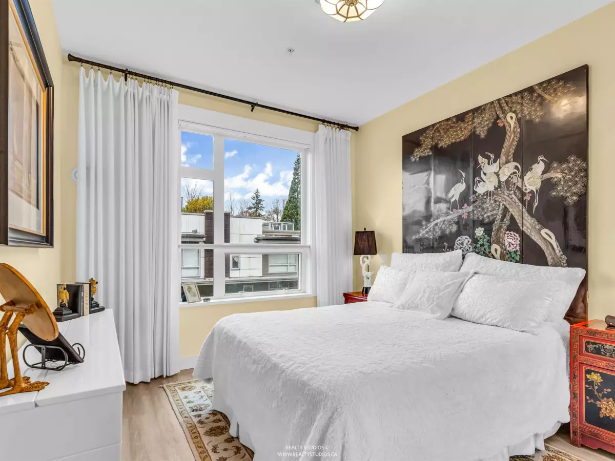 Kitchen Island Photo of 206 715 W 15th Street, North Vancouver, BC