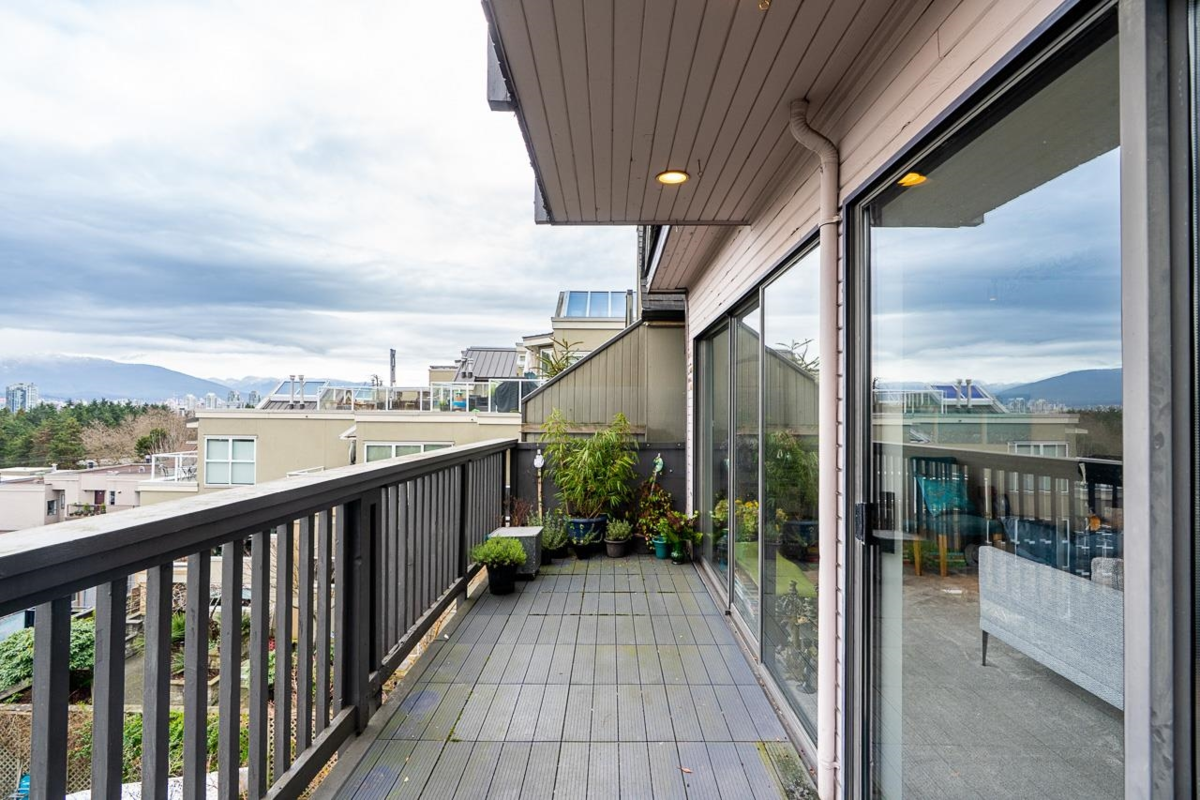 Breakfast Nook Photo of 967 W 8th Avenue, Vancouver, BC