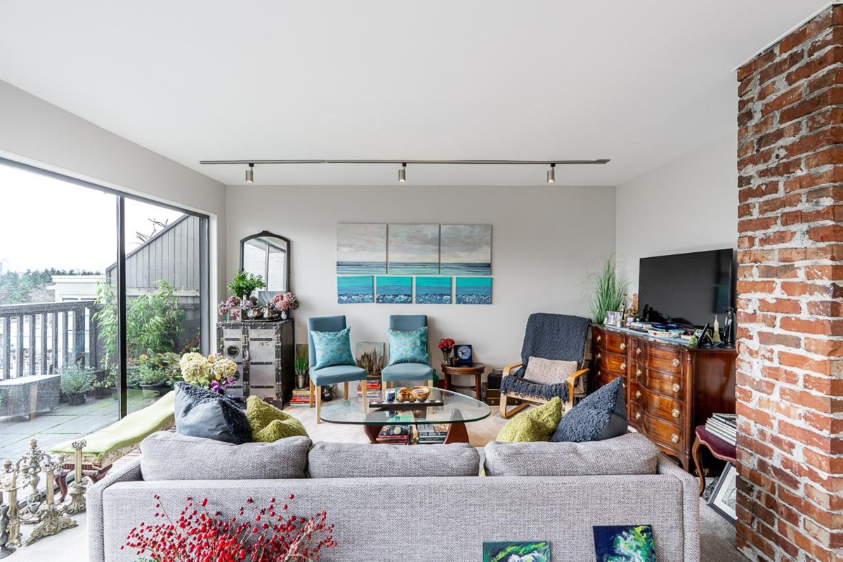 Dining Area Photo of 967 W 8th Avenue, Vancouver, BC