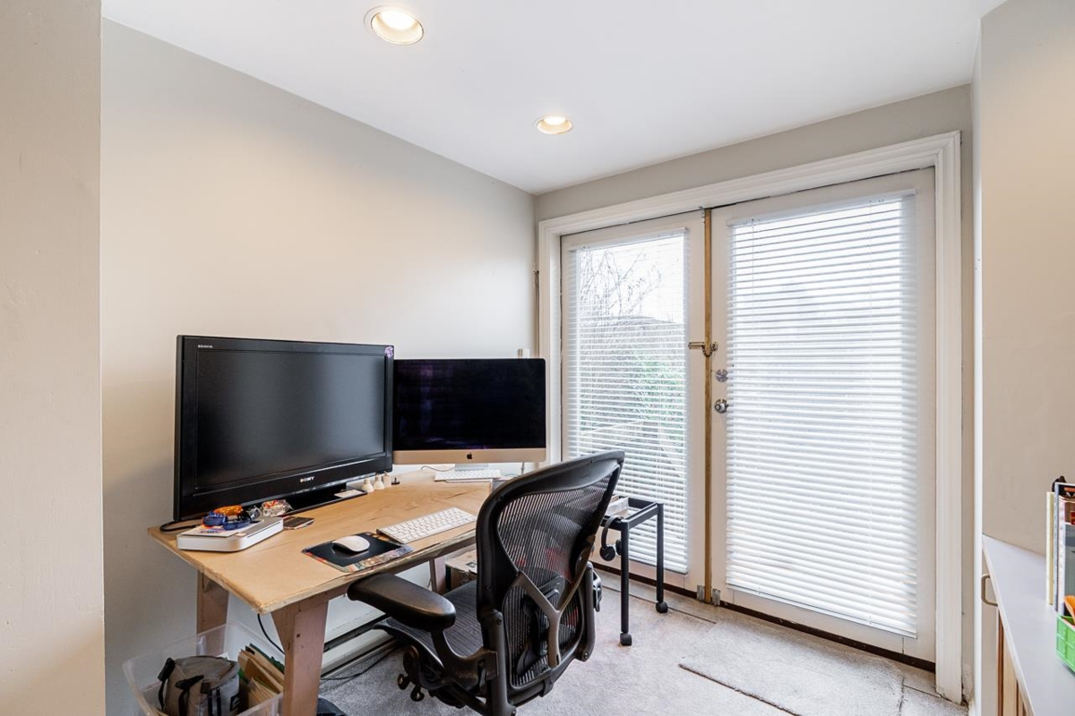 Entry Foyer Photo of 967 W 8th Avenue, Vancouver, BC