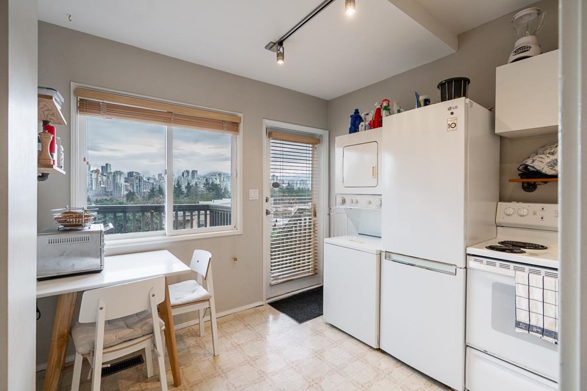 Guest Bathroom Photo of 967 W 8th Avenue, Vancouver, BC