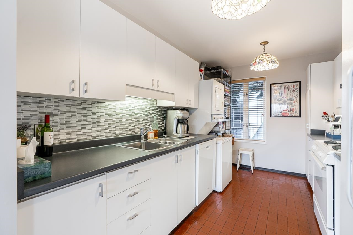 Kitchen Island Photo of 967 W 8th Avenue, Vancouver, BC