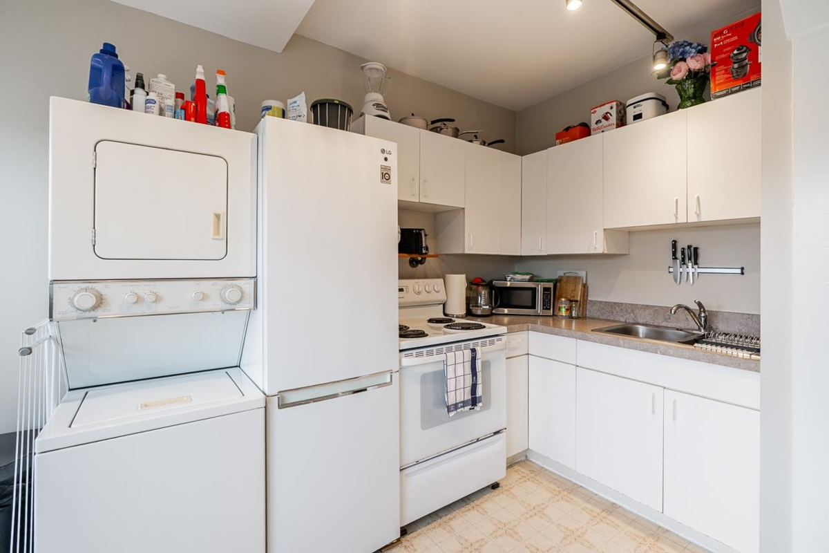 Powder Room Photo of 967 W 8th Avenue, Vancouver, BC