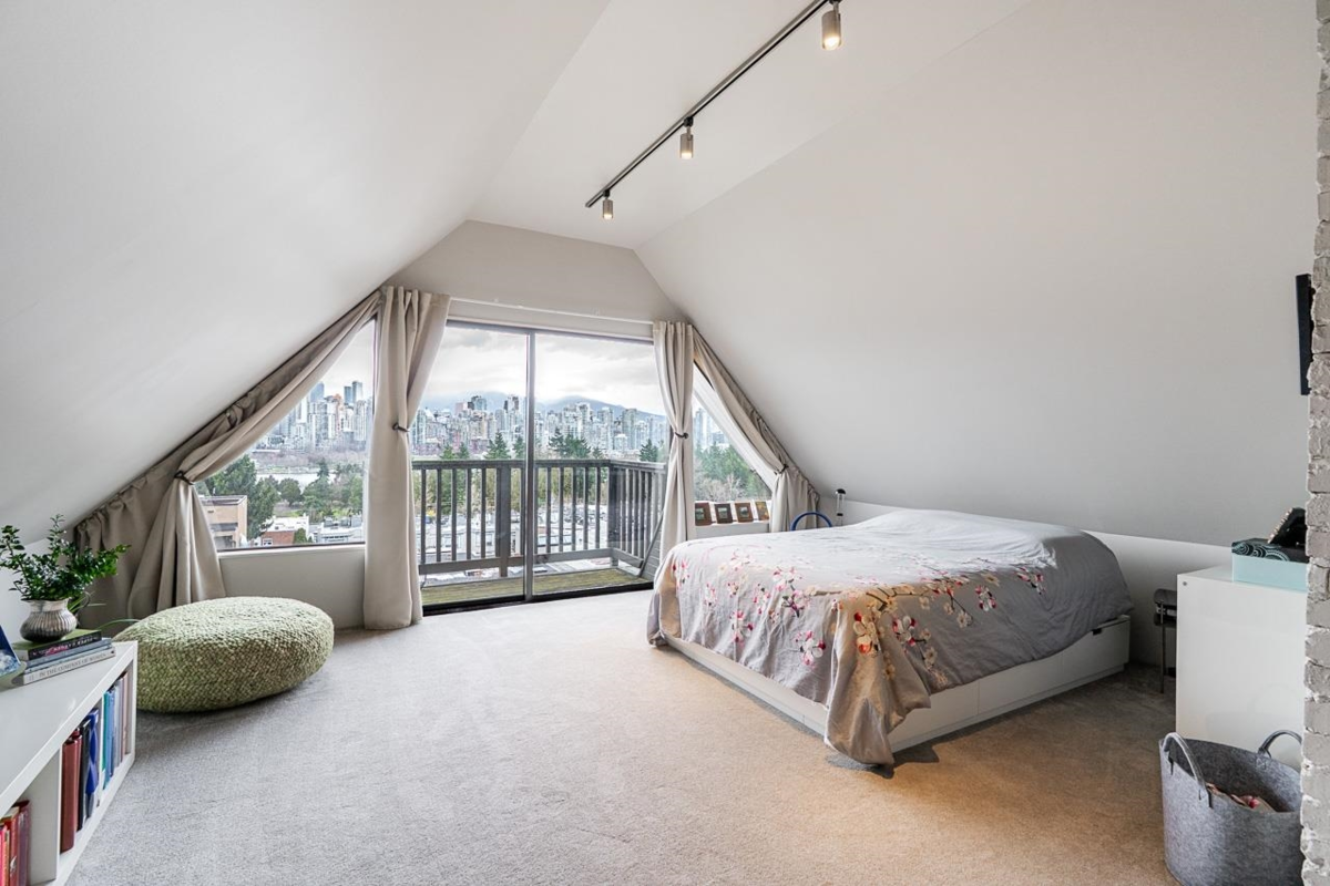 Primary Bathroom Photo of 967 W 8th Avenue, Vancouver, BC