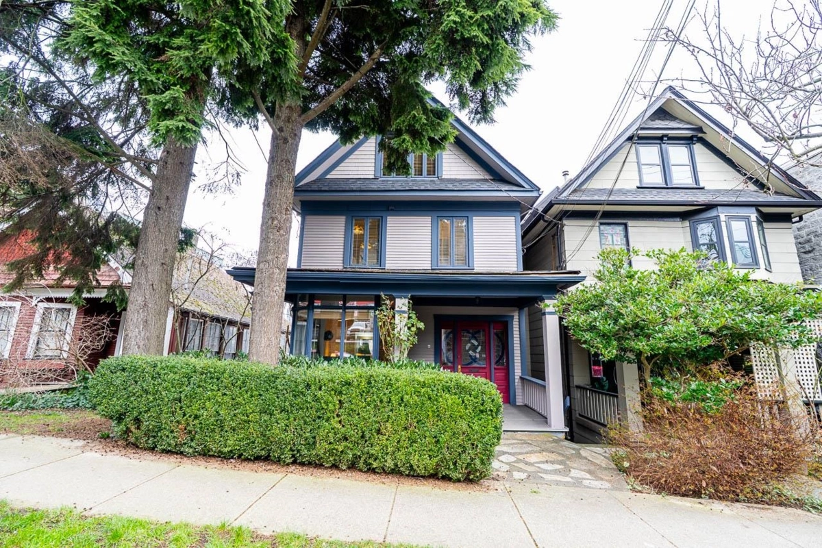 Swimming Pool Photo of 967 W 8th Avenue, Vancouver, BC