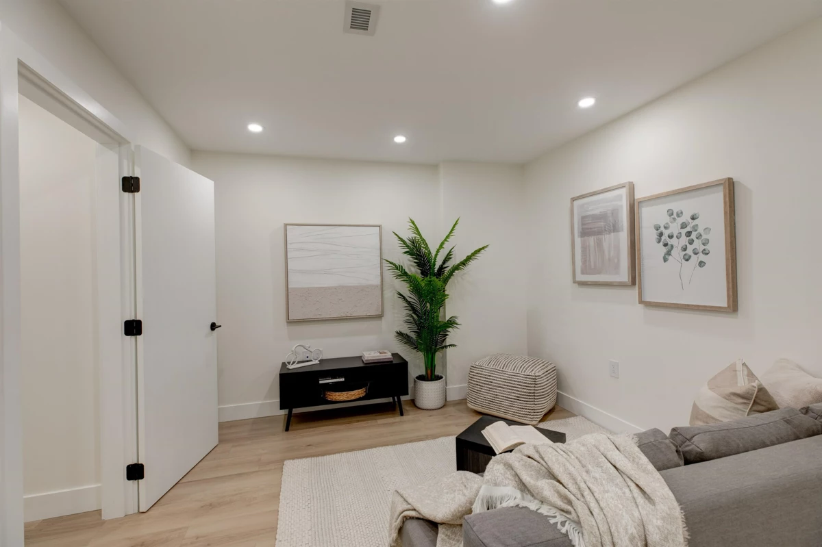 Living Room Photo of 2 339 Keary Street, New Westminster, BC