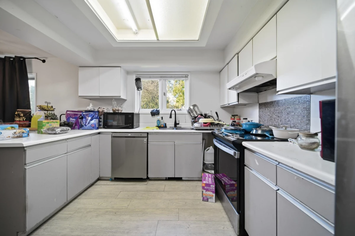 Walk-In Closet Photo of 34949 Everett Drive, Abbotsford, BC