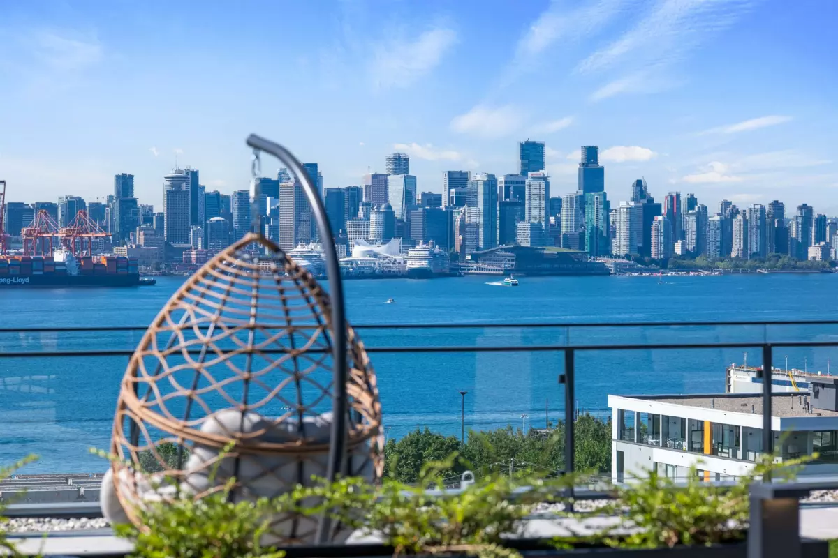 Guest Bathroom Photo of 553 422 E 3rd Street, North Vancouver, BC