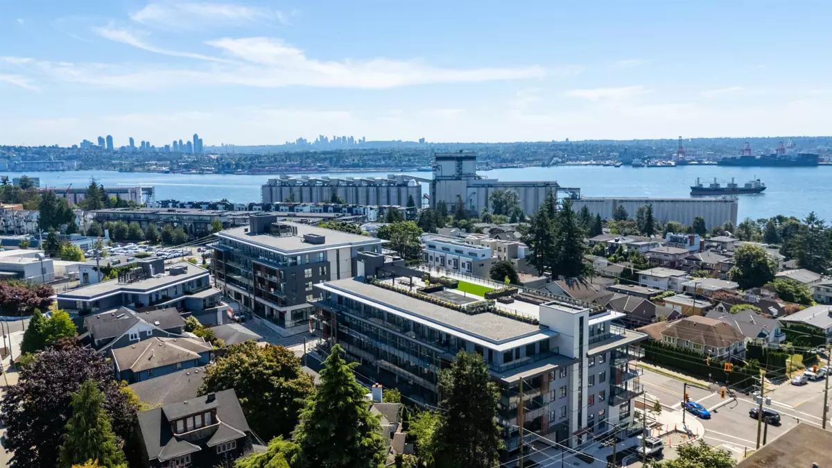 Powder Room Photo of 553 422 E 3rd Street, North Vancouver, BC