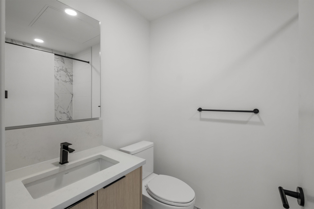 Primary Bathroom Photo of 553 422 E 3rd Street, North Vancouver, BC