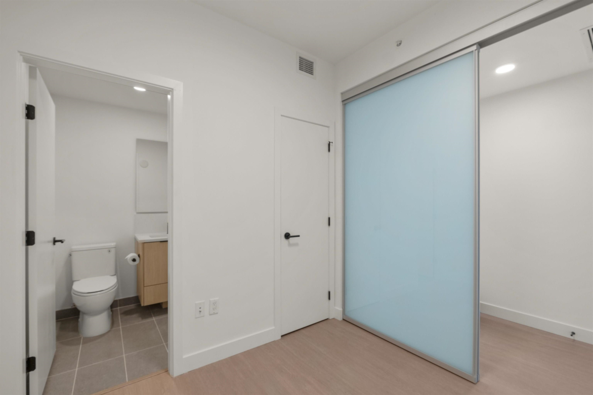 Walk-In Closet Photo of 553 422 E 3rd Street, North Vancouver, BC