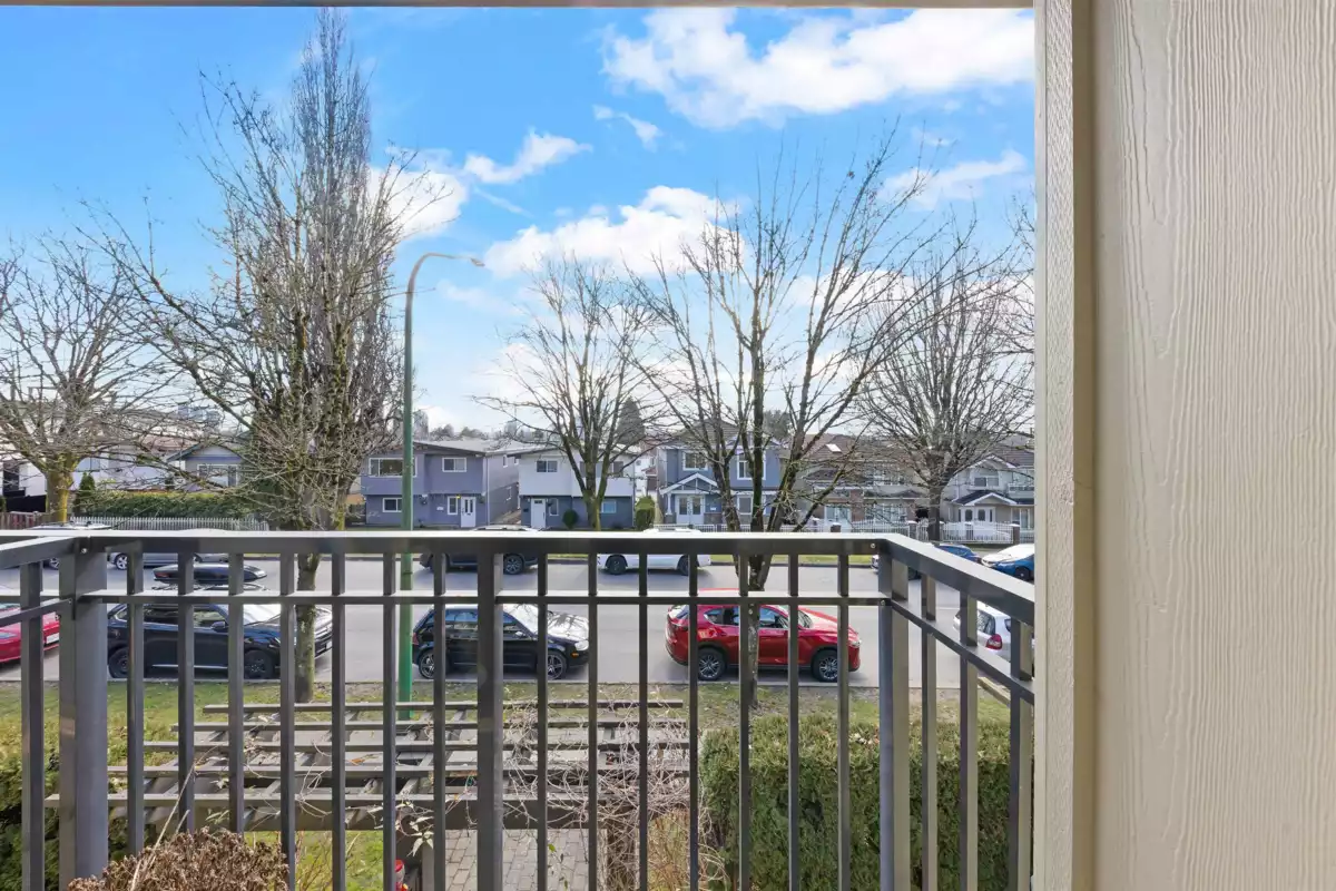 Primary Bathroom Photo of 10 4055 Pender Street, Burnaby, BC