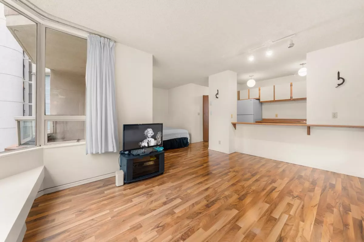 Dining Area Photo of 307 1330 Hornby Street, Vancouver, BC
