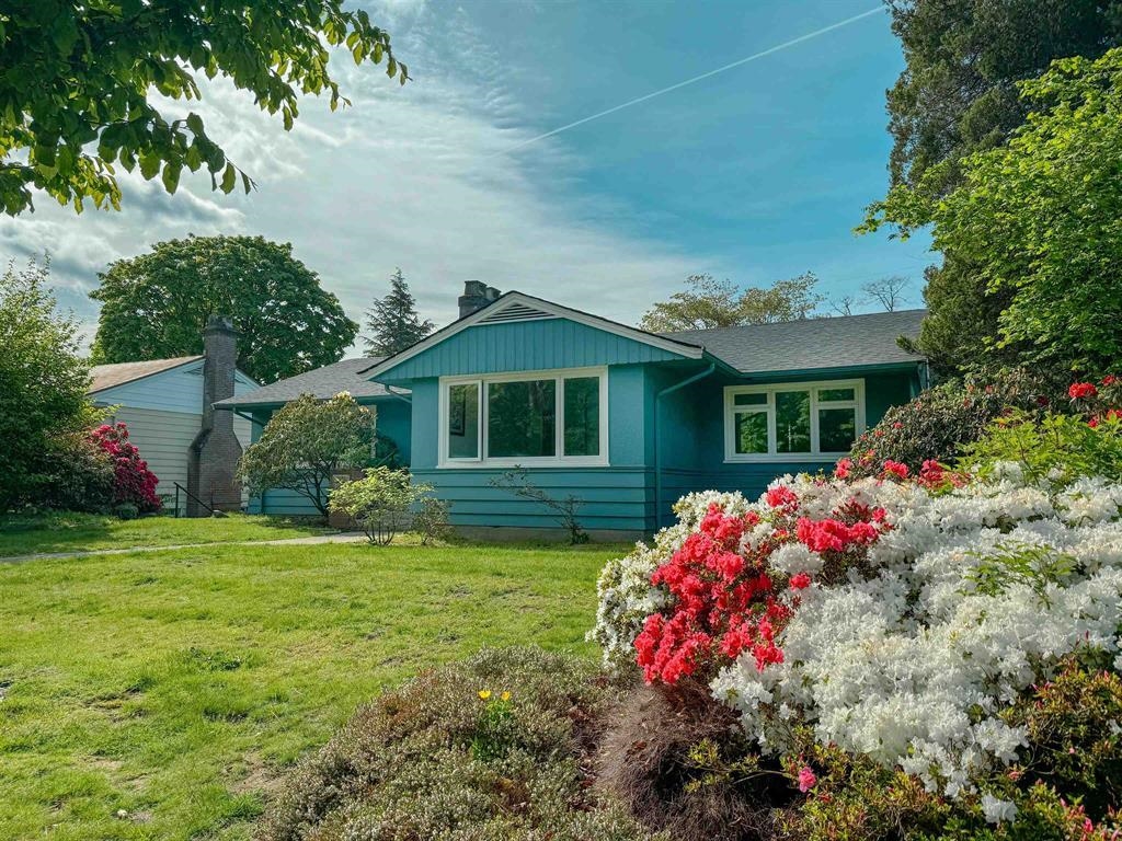 Living Room Photo of 4922 Queensland Road, Vancouver, BC