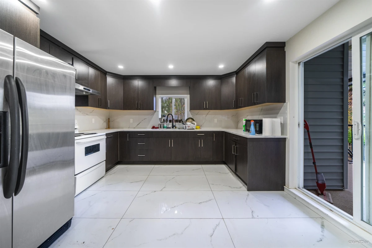 Living Room Photo of 12965 98 Avenue, Surrey, BC