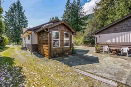 Mudroom Photo of 455 Pine Avenue, Harrison Hot Springs, BC