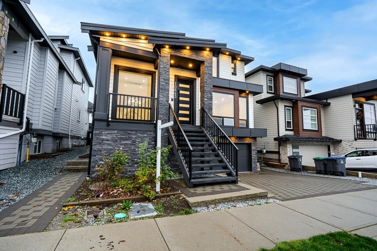 Living Room Photo of 10643 124a Street, Surrey, BC