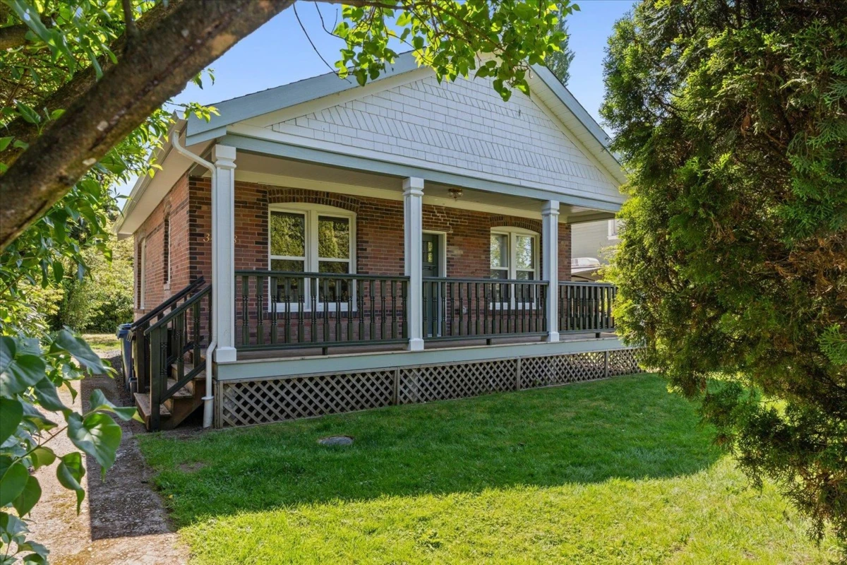Living Room Photo of 34758 Clayburn Road, Abbotsford, BC