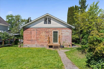Hot Tub / Spa Photo of 34758 Clayburn Road, Abbotsford, BC