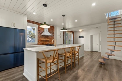 Kitchen Island Photo of 34758 Clayburn Road, Abbotsford, BC