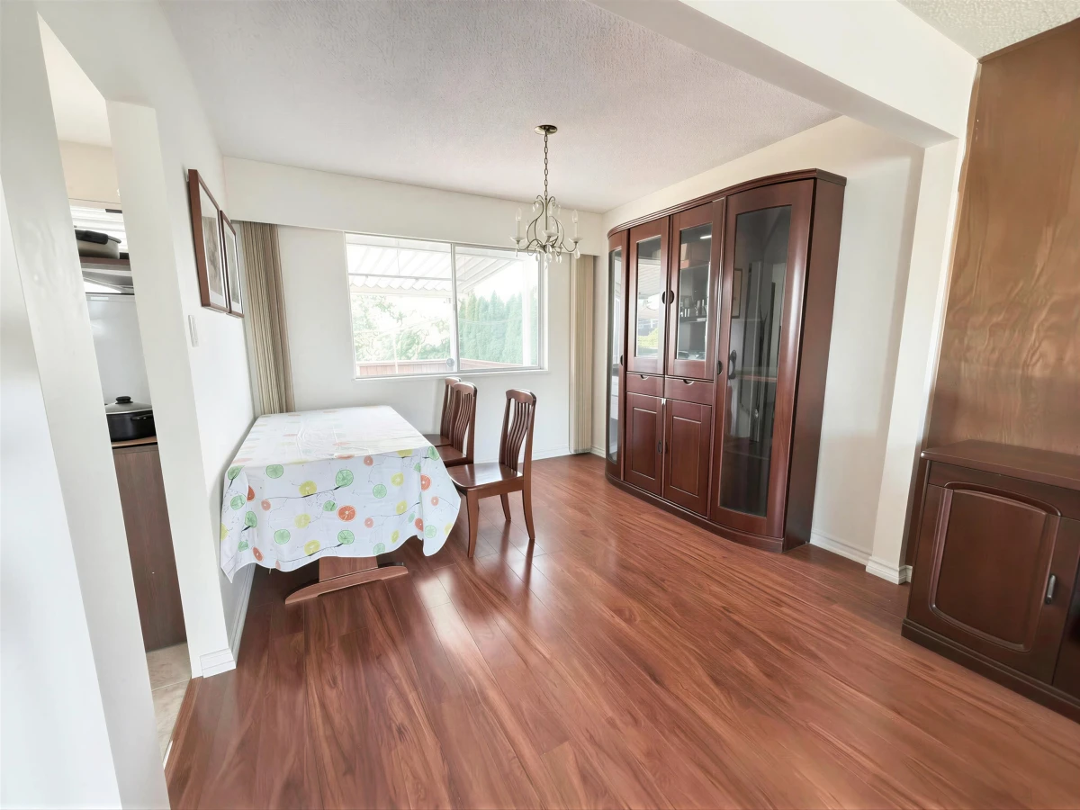 Family Room Photo of 10580 Dennis Crescent, Richmond, BC
