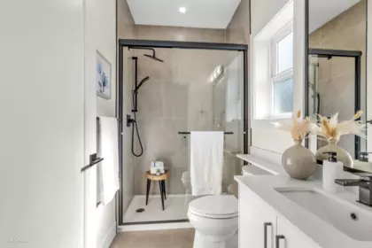 Powder Room Photo of 1 281 E 48th Avenue, Vancouver, BC